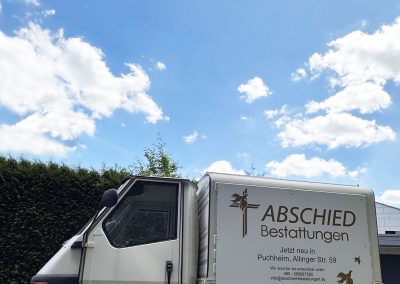Transporter mit dem Schriftzug 'ABSCHIED Bestattungen' am Standort Puchheim