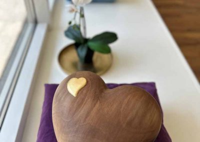 Grabschmuck in Herzform aus Holz