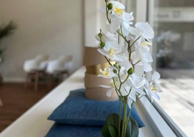 Fenster mit Urne und Orchidee