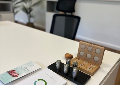 Beratungstisch mit Broschüren und Erinnerungsschmuck bei Abschied Bestattungen München Arabella