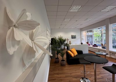 Moderne Lounge mit Schmetterlingsdeko und Sitzbereich bei Abschied Bestattungen München Arabella