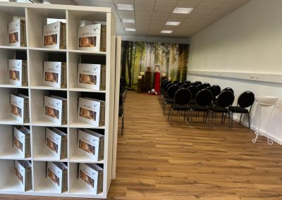 Infomaterialien zu Bestattungen im Eingangsbereich mit Blick in den Abschiedsraum München Arabella