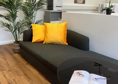 Gemütlicher Beratungsbereich mit Sofa und Pflanzen bei Abschied Bestattungen München Arabella